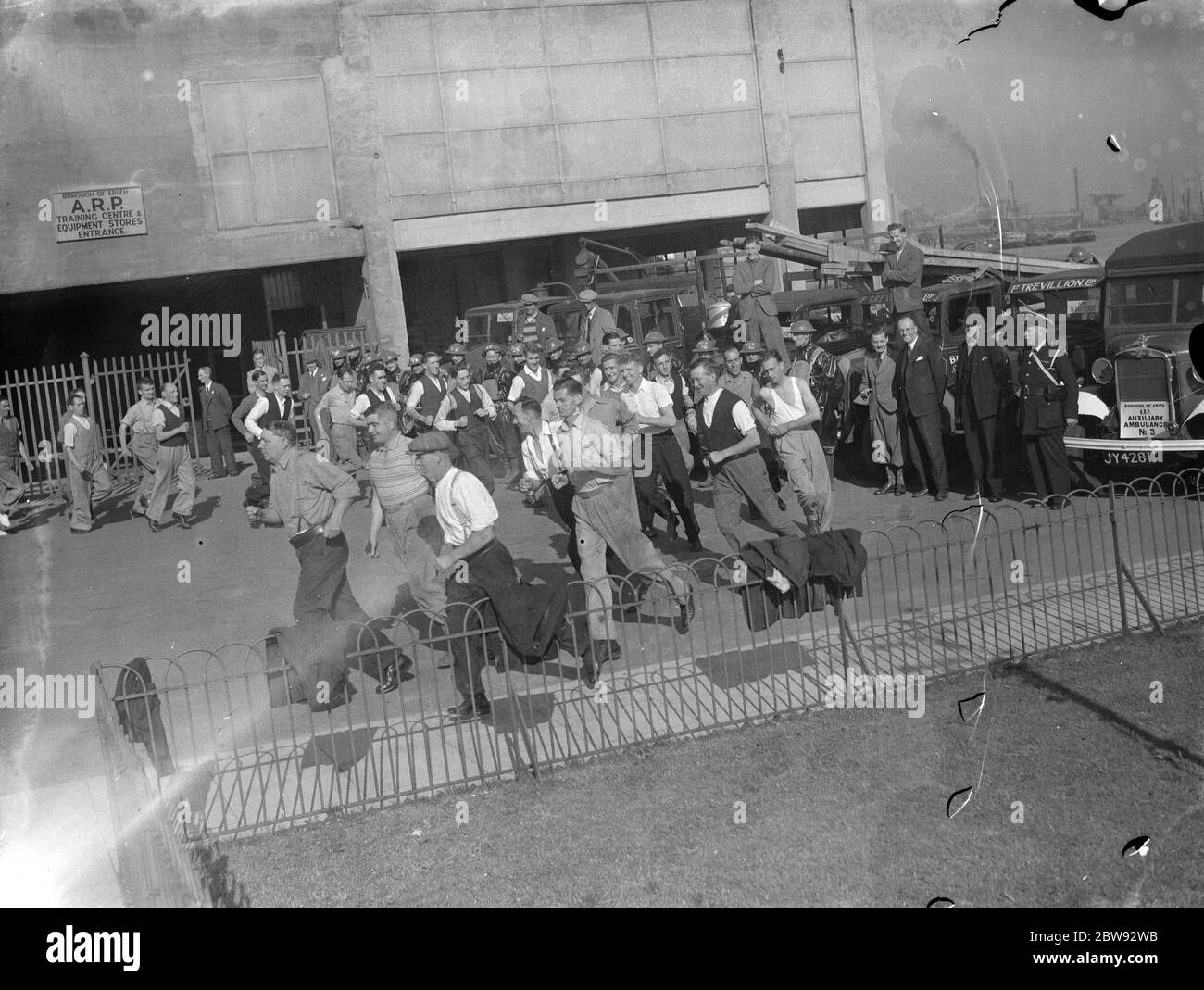 ARP ( Air Raid Precautions ) wardens at a drill in Erith , London . 25 September 1939 Stock Photo