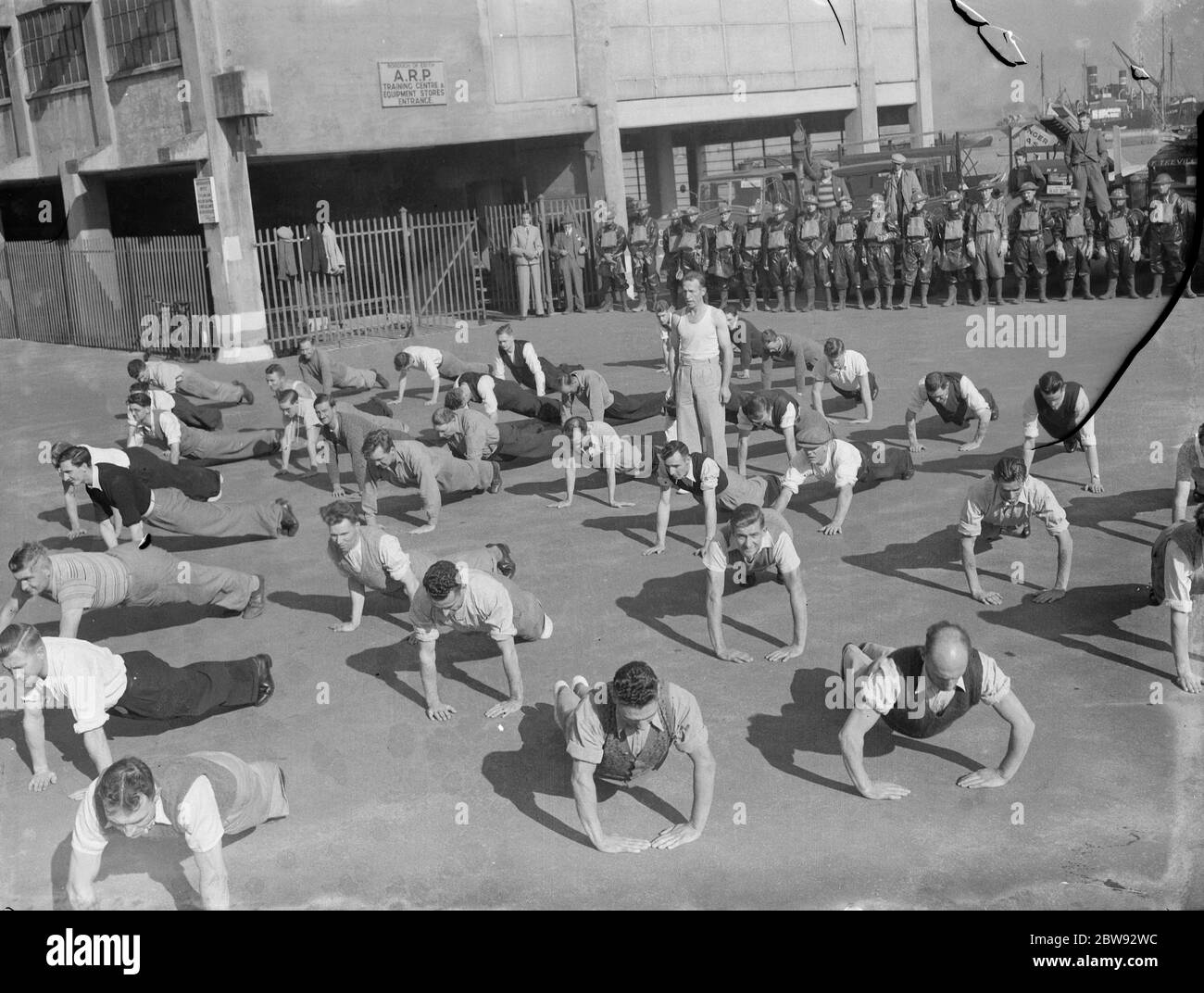 ARP ( Air Raid Precautions ) wardens at a drill in Erith , London . 25 September 1939 Stock Photo