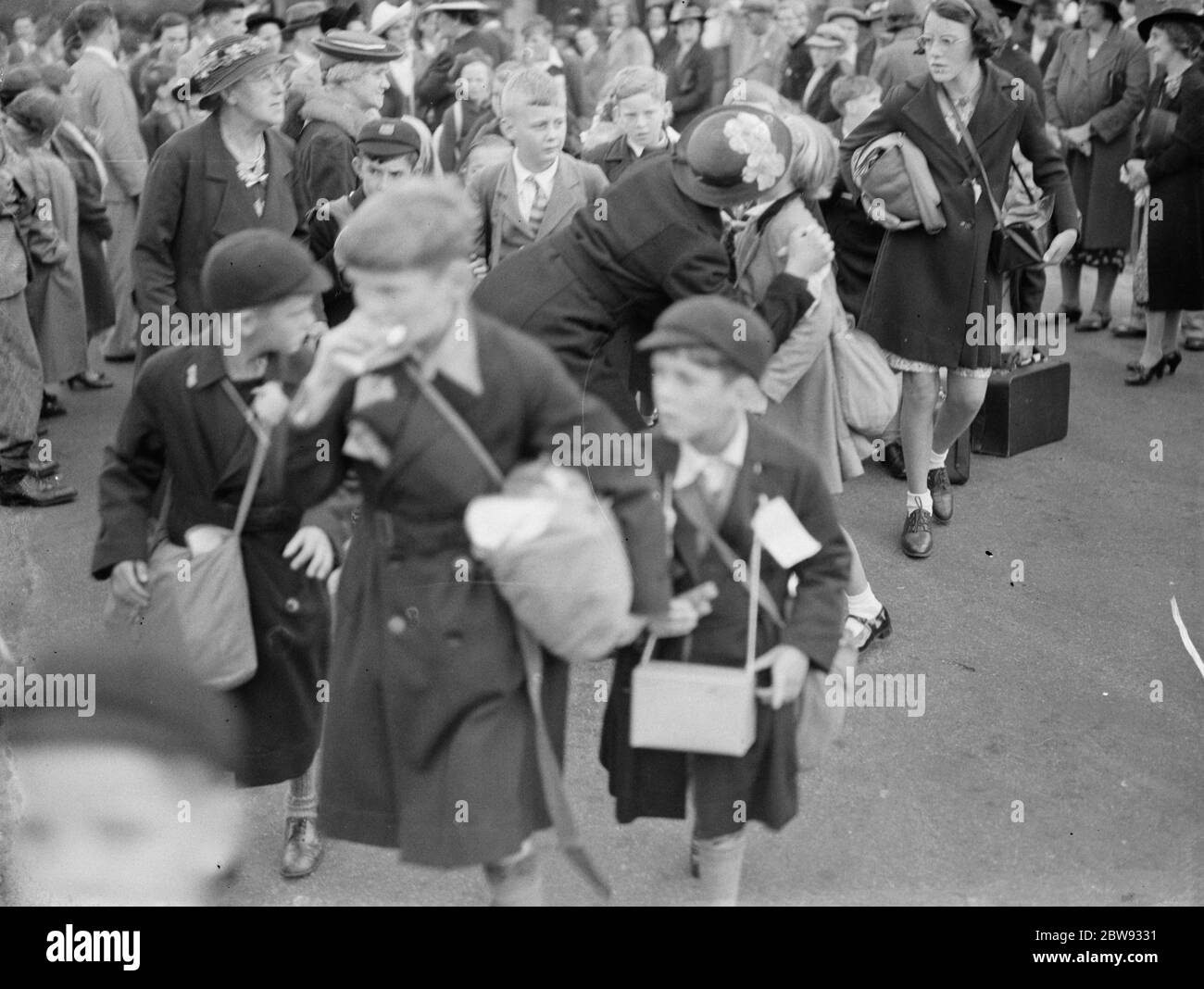 World war two evacuation children hi-res stock photography and images ...