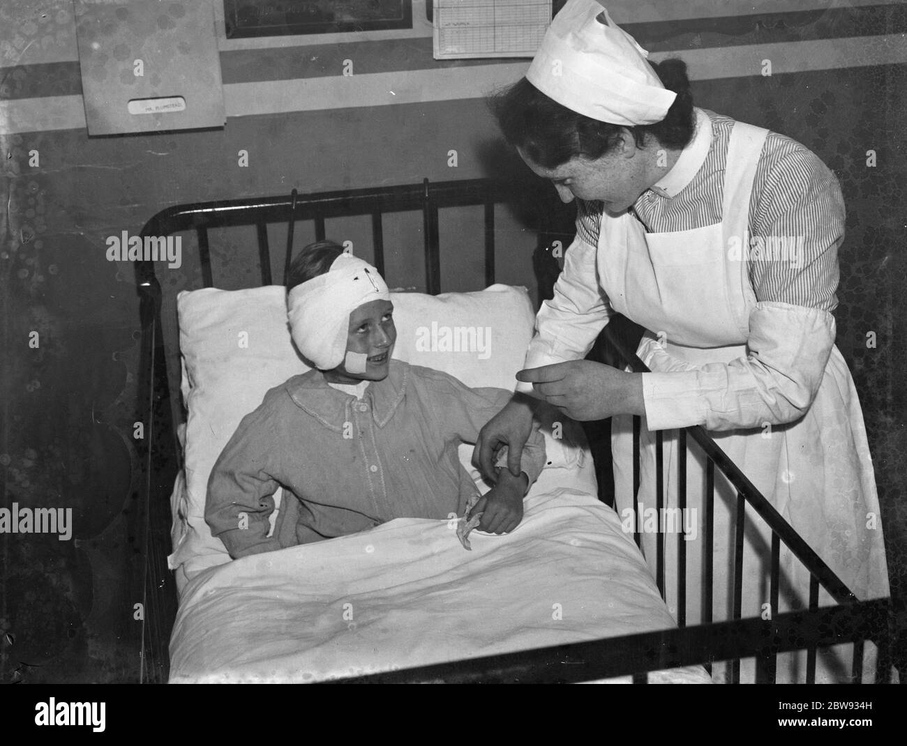 Hospital nurse tending to a patient hi-res stock photography and images ...
