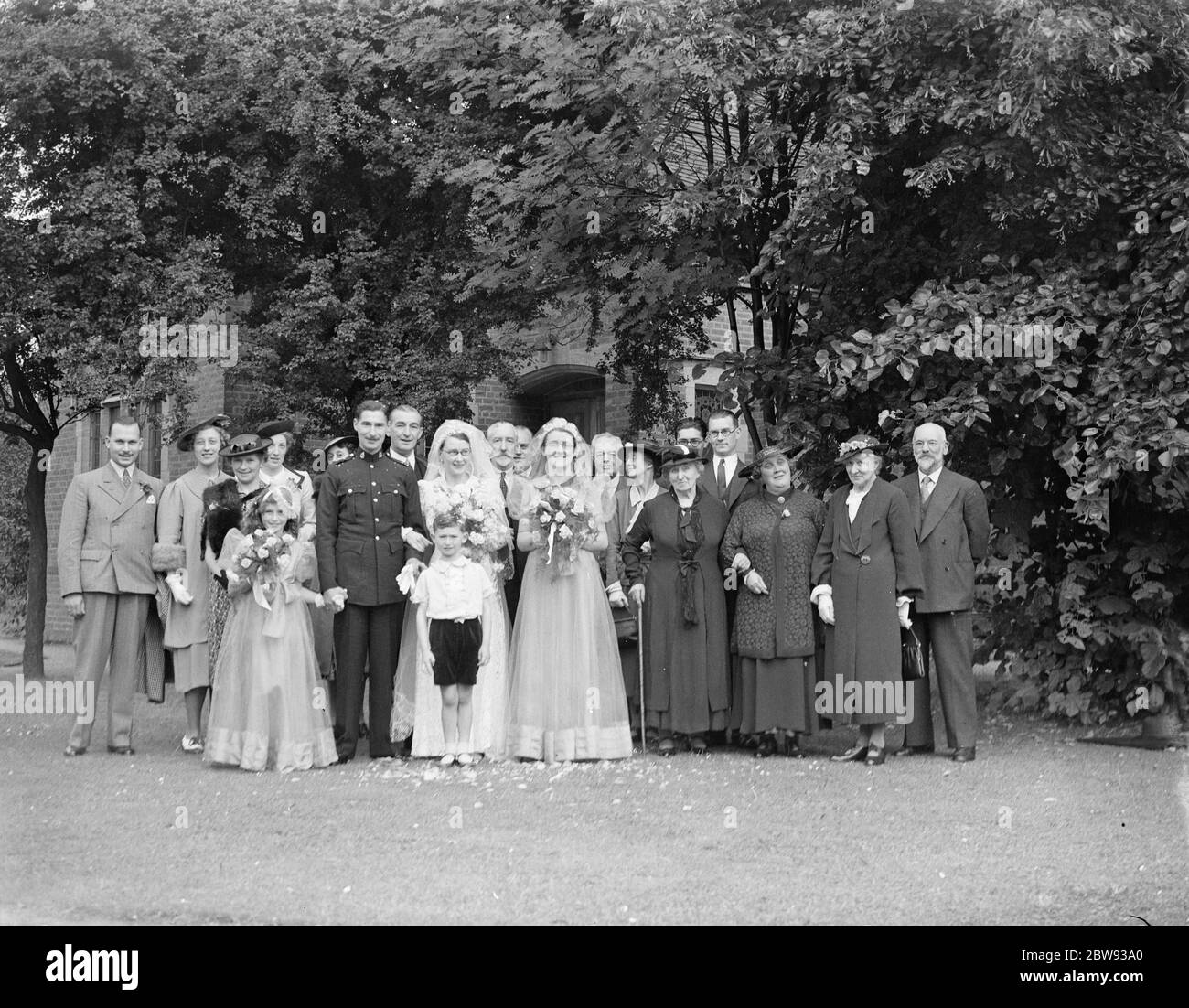 The wedding of Robert W Barnard ( RACS ) and Miss Frances Mullet in New Eltham , Kent . The family group . 1939 Stock Photo