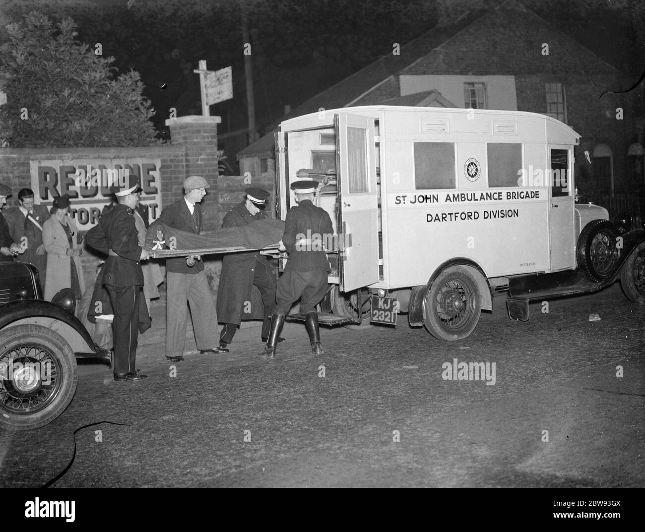 A blackout ambulance receiving a casualty in Dartford , Kent . 1939 Stock Photo