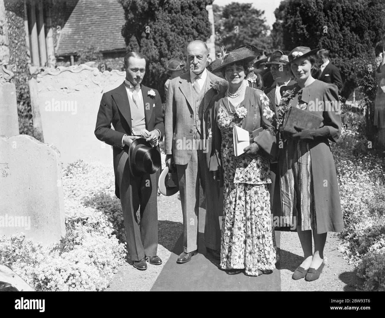 The wedding of Guy Farr and Miss Stacey in Crayford , Kent . A family shot . 1939 Stock Photo