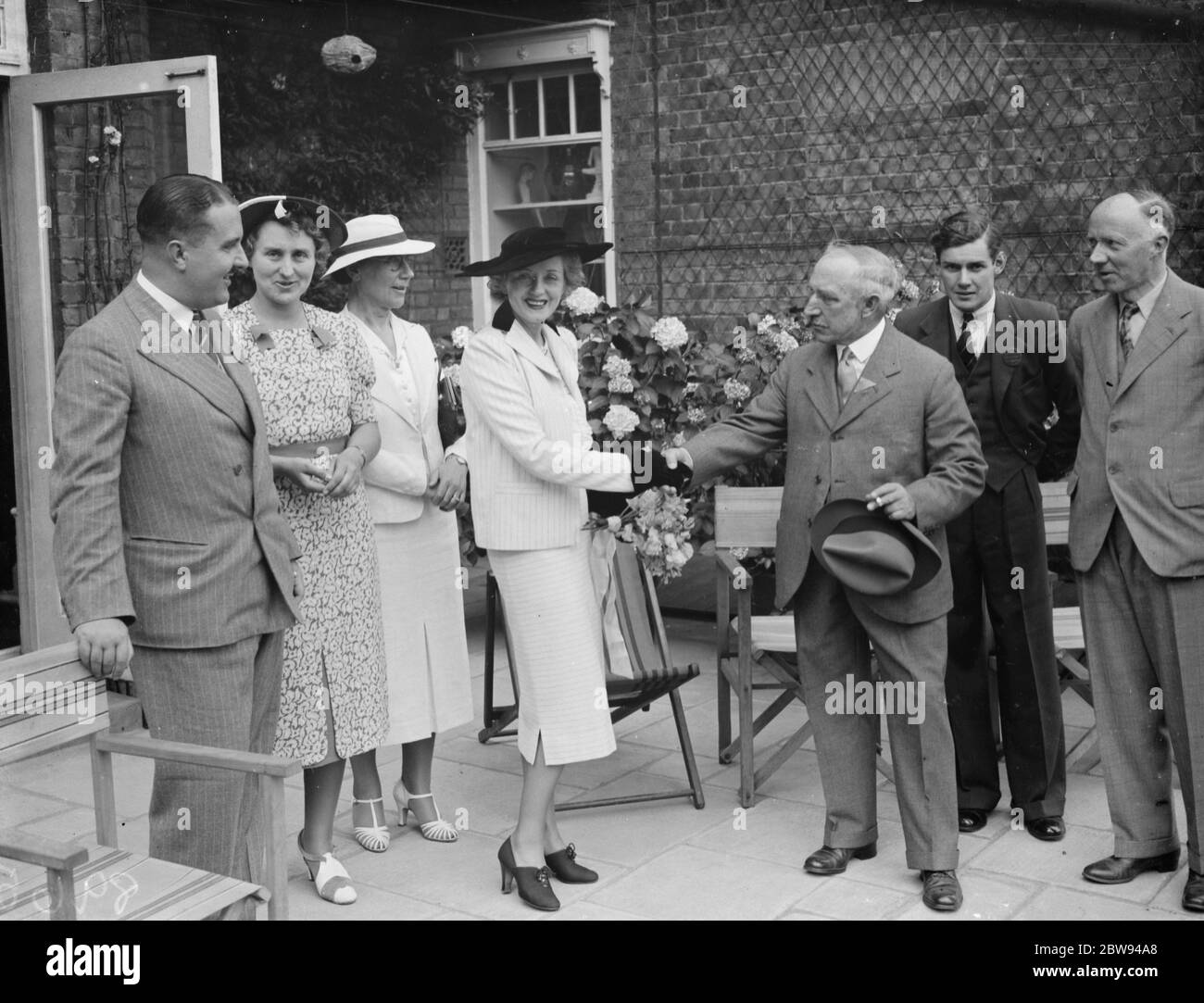 Opening of Rowtill Grange Fete , in Wilmington , Kent by Miss Evelyn Laye . 1938 Stock Photo
