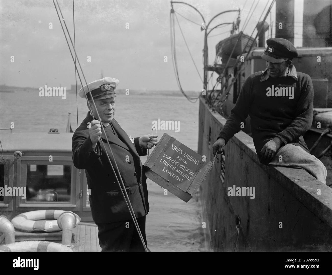 St Andrews Waterside Church Mission in London . They board ships and supply to sailors and crewmen onboard library boxes containing Bibles , hymn and prayer books as well as other texts . 1936 Stock Photo