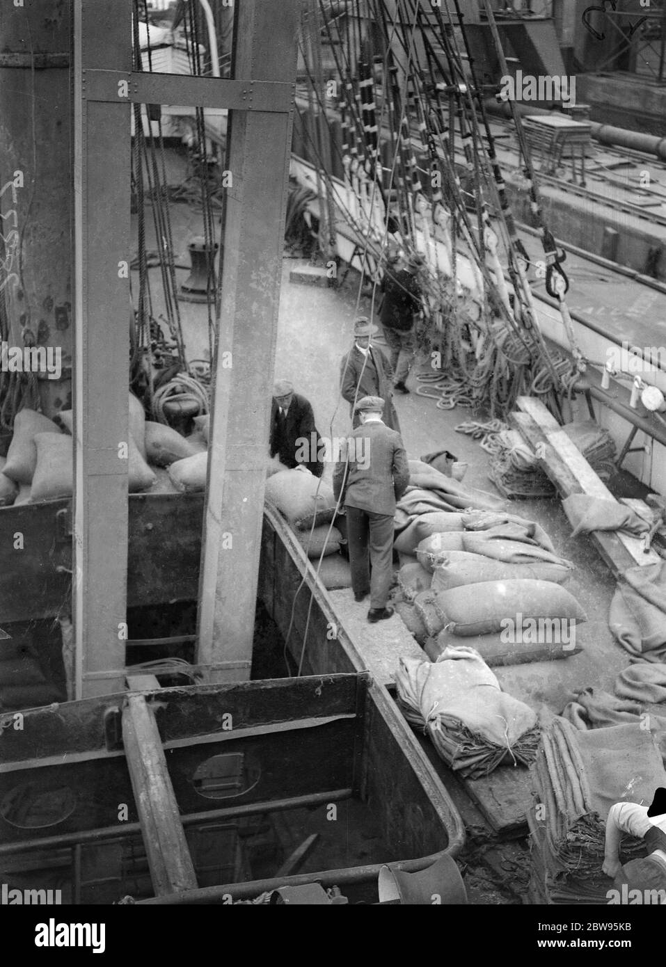 Last grain windjammer arrives in London . The last arrival of the