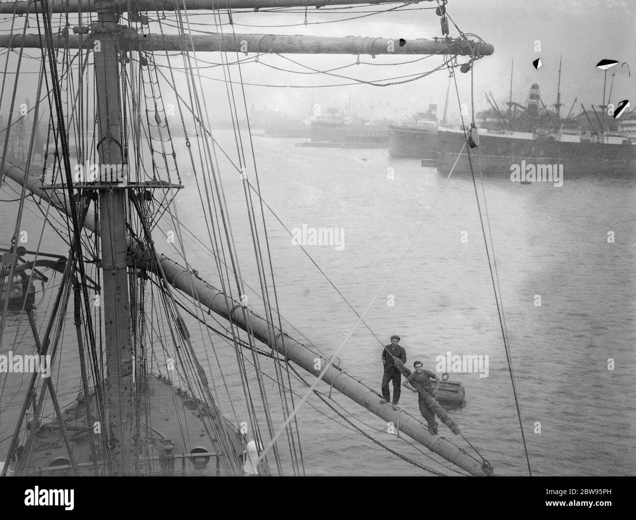 Last grain windjammer arrives in London . The last arrival of the