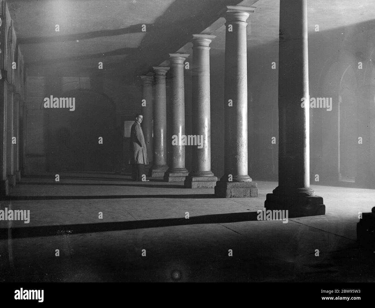 London ' s night in day time . A scene in the cloisters of the Temple , London , during the overhanging pall of fog which turned London ' s day into night time . the picture was taken at 9 . 30 AM . 30 November 1931 Stock Photo