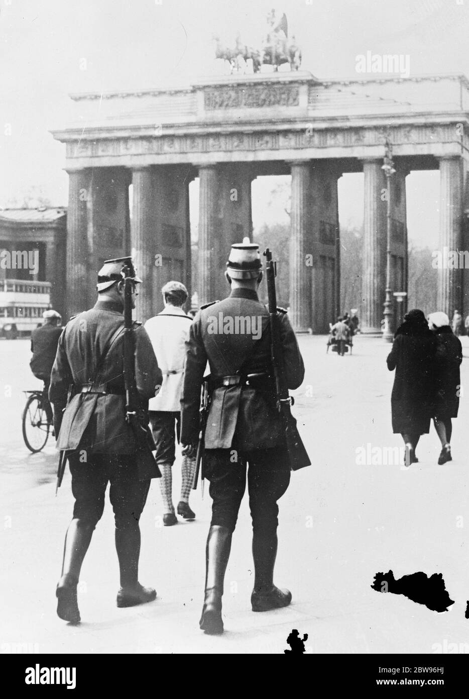 Armed guards on duty patrolling the streets of Berlin during the elections . 25 April 1932 Stock Photo