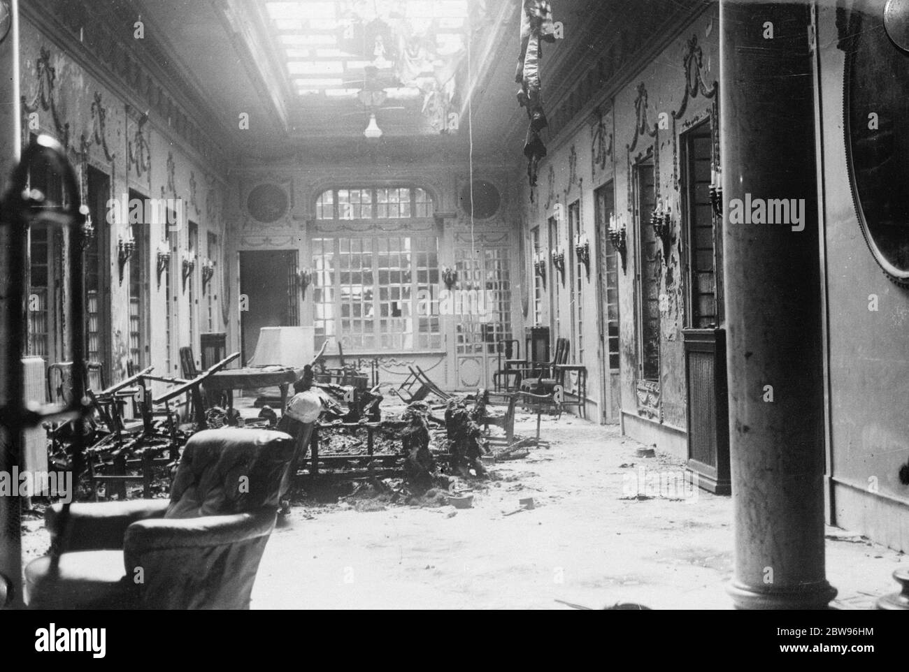 Republican mobs fire monarchist strongholds in Seville . The palace Casa Blanca the property of the Marquis de Esquival in Seville , which was looted and and then destroyed by fire by Republican mos after the Monarchists revolt had been put down in Seville . The palace was allowed to burn itself out . 14 August 1932 Stock Photo