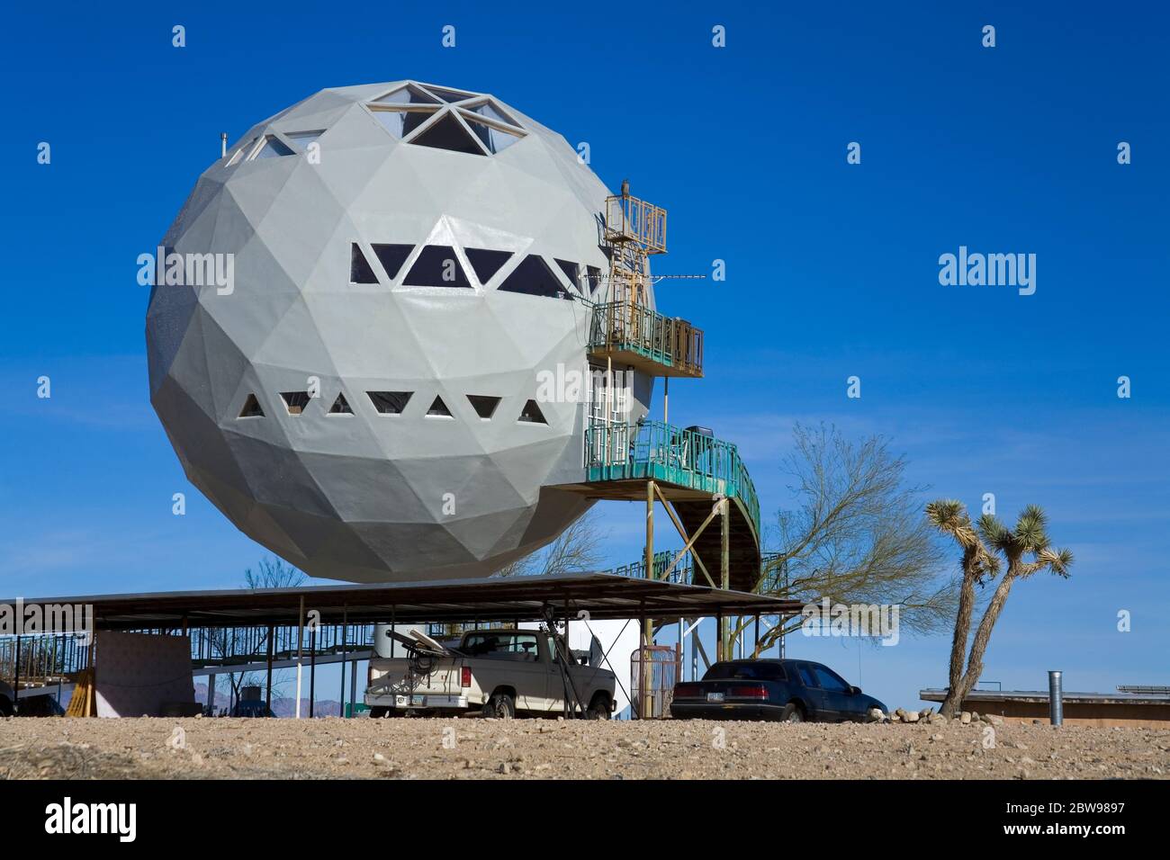 Geodesic Dome house between Kingman and Needles, Alamo Road, Arizona, USA Designed after the molecular carbon atom by Richard Buckminster Fuller) Stock Photo