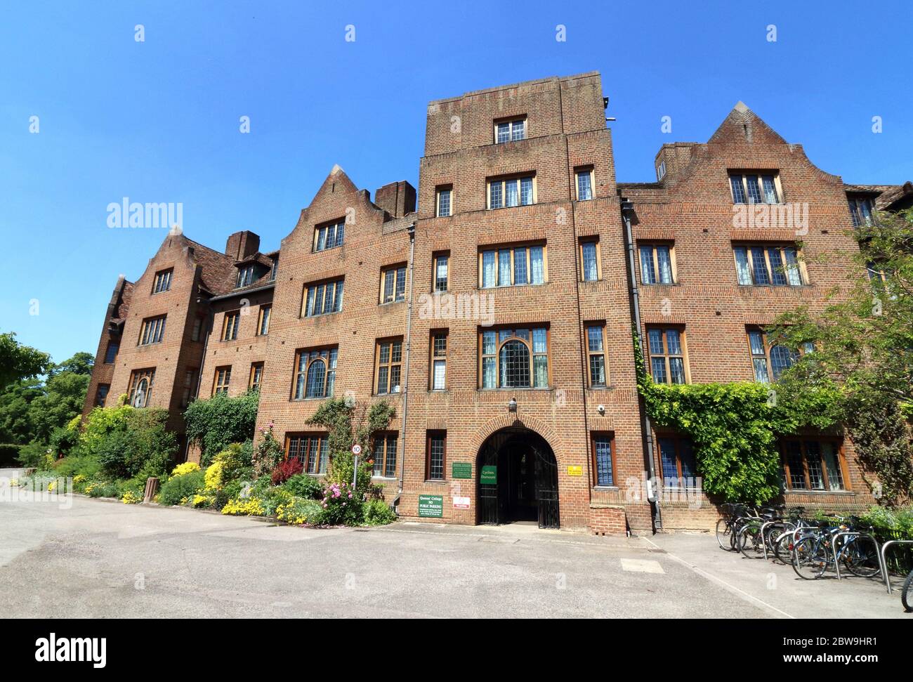 Cambridge, UK. 30th May, 2020. Queens College, Cambridge is closed to the public due to the coronavirus outbreak.Cambridge University has announced that there will be no face-to-face lectures over the course of the next 2020/2021 academic year due to COVID-19. The world renowned University is currently closed, like all Universities across the UK who sent students home in March and moved lectures, classes, exams and graduation ceremonies online. Credit: SOPA Images Limited/Alamy Live News Stock Photo