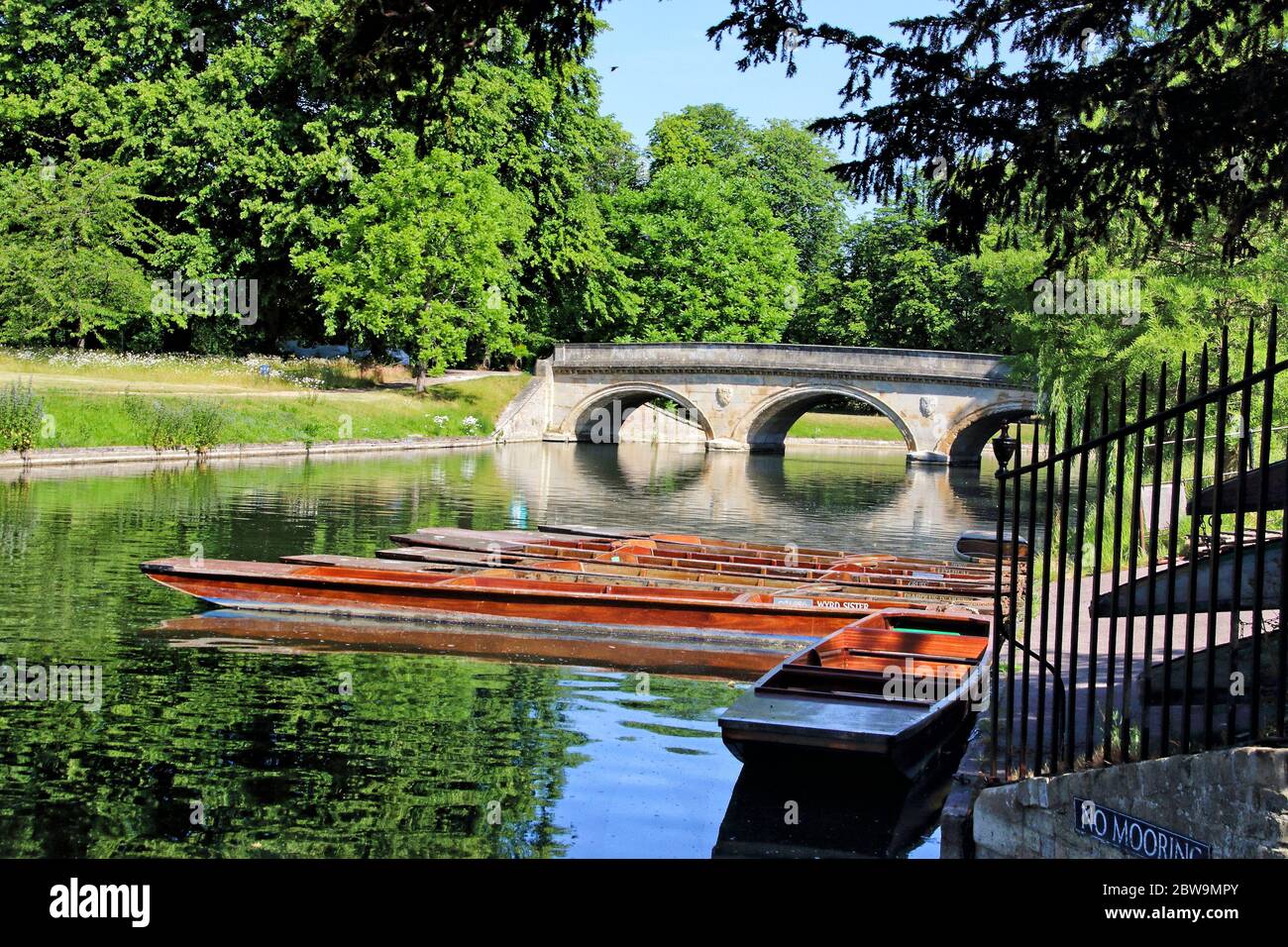 Cambridge, UK. 30th May, 2020. Punts stand empty and idle at the Mill Lane Punt Station on the River Cam.Cambridge, a city famed for its punting, cannot offer the service to tourists under current government guidelines. Scudamores, the city's largest Punt Hire Company has suspended operations and the city's many Punt Stations stand idle due to the coronavirus pandemic. Credit: SOPA Images Limited/Alamy Live News Stock Photo
