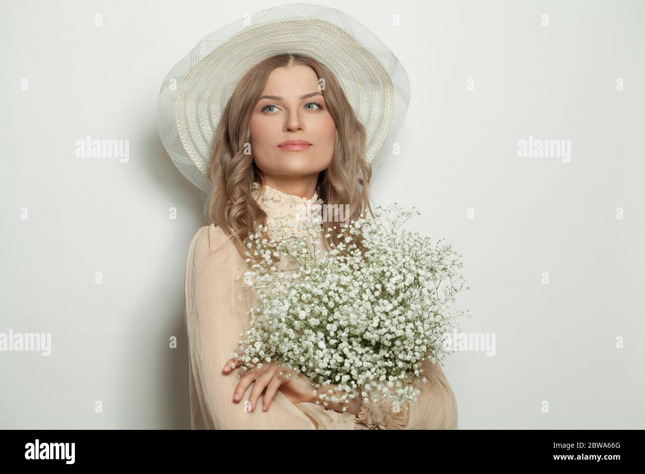 Lady in white hat hi-res stock photography and images - Alamy