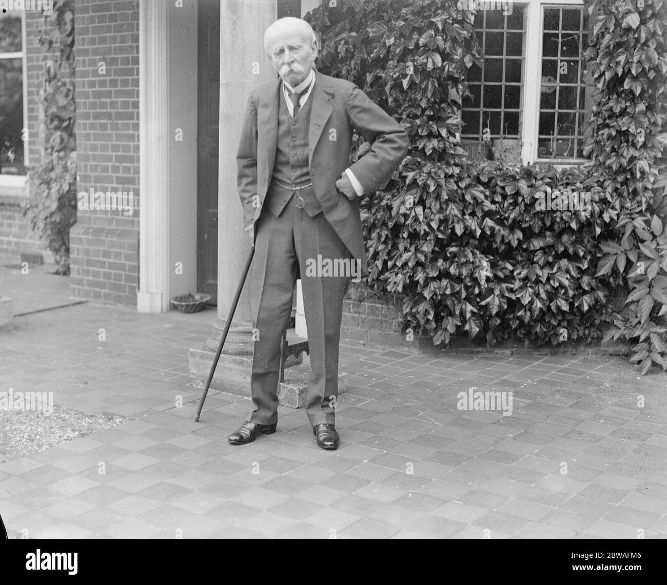 General Sir George Higginson at his Marlow on Thames home . photographed on his 98 th birthday 23 June 1923 Stock Photo