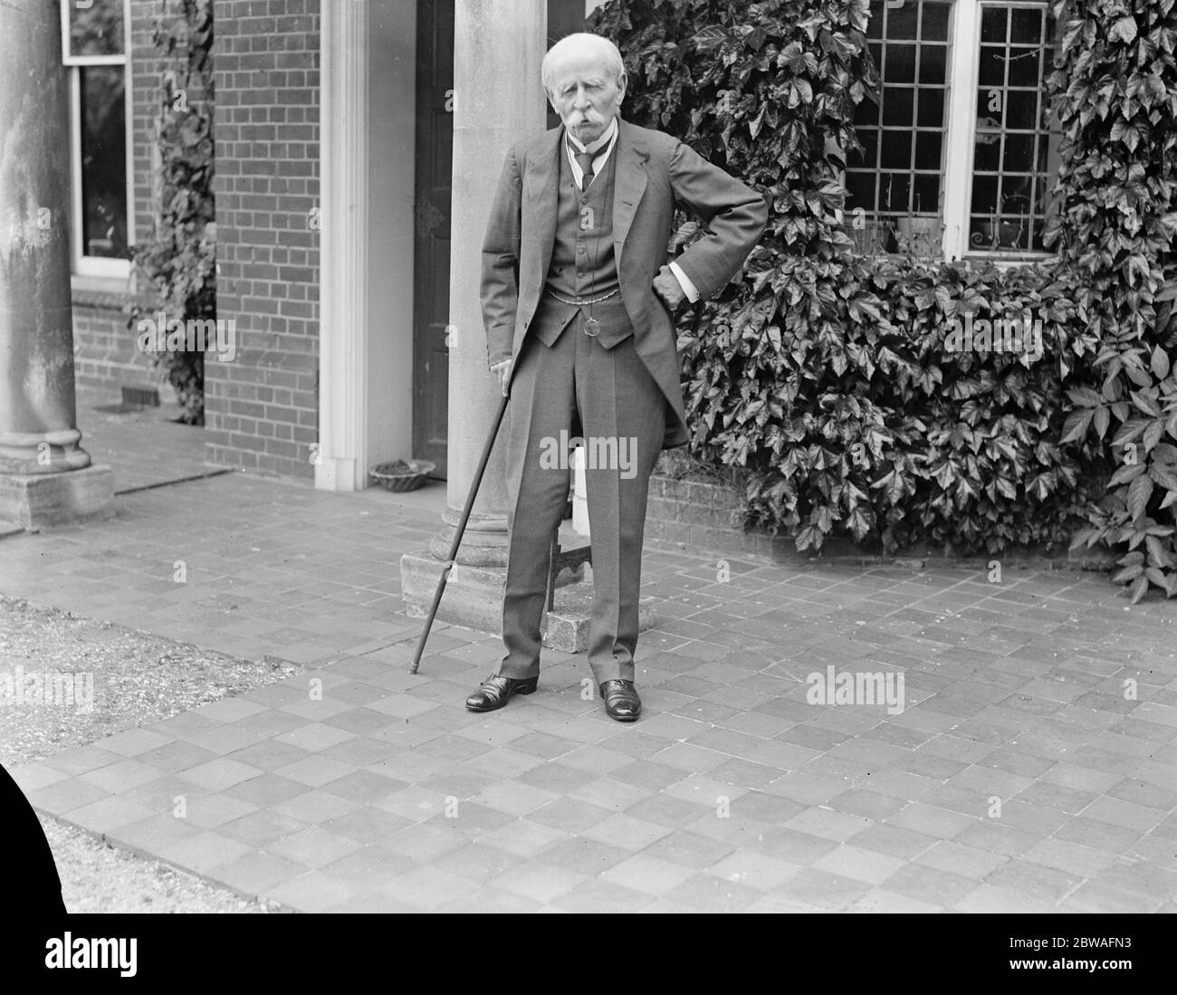 General Sir George Higginson at his Marlow on Thames home . photographed on his 98 th birthday 23 June 1923 Stock Photo