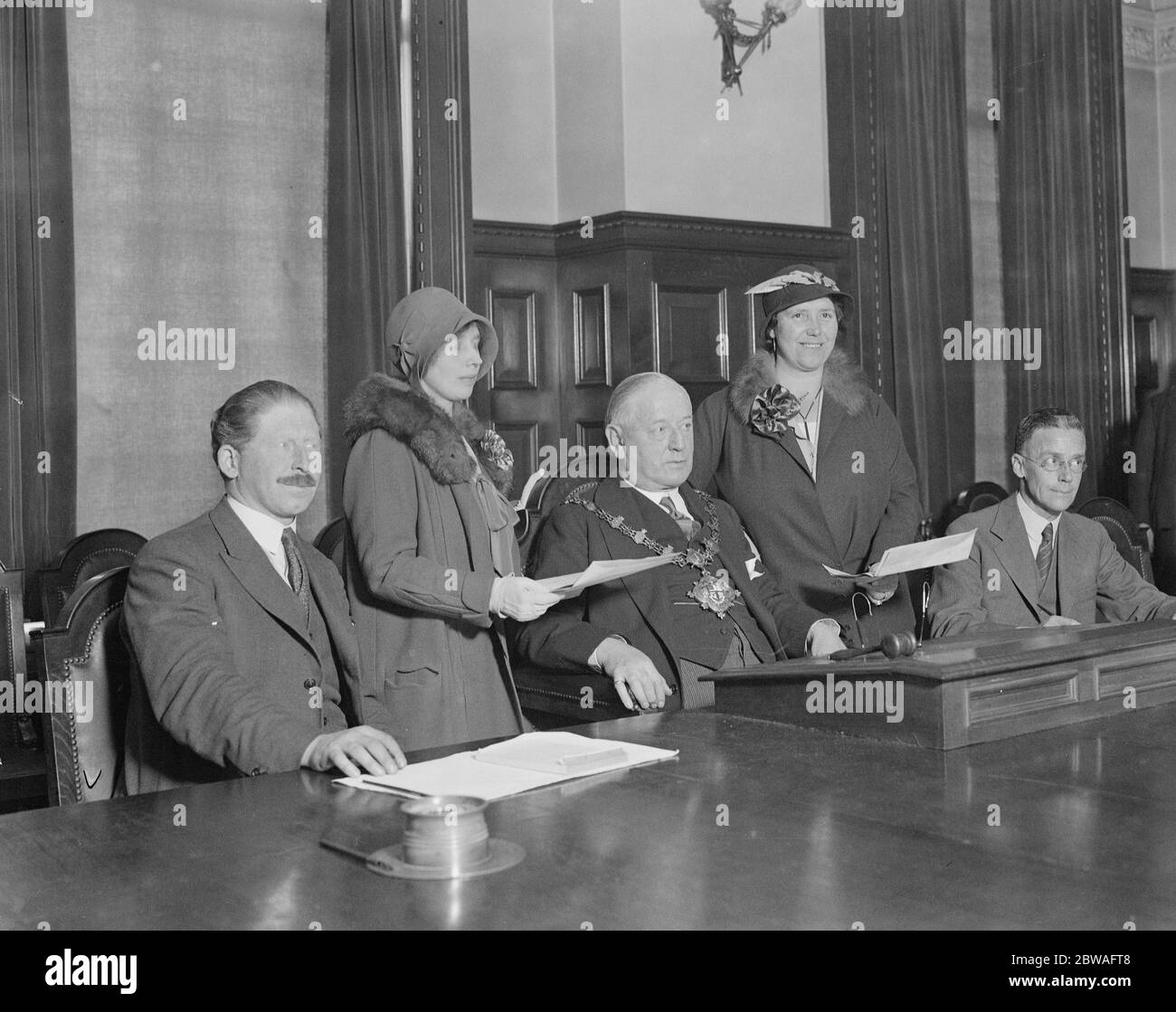 General Election 1931 Miss Thelma Cazalet and Mrs Manning Handing in their nomination papers to the Mayor of Islington , Alderman F L Sareant 16 October 1931 Stock Photo