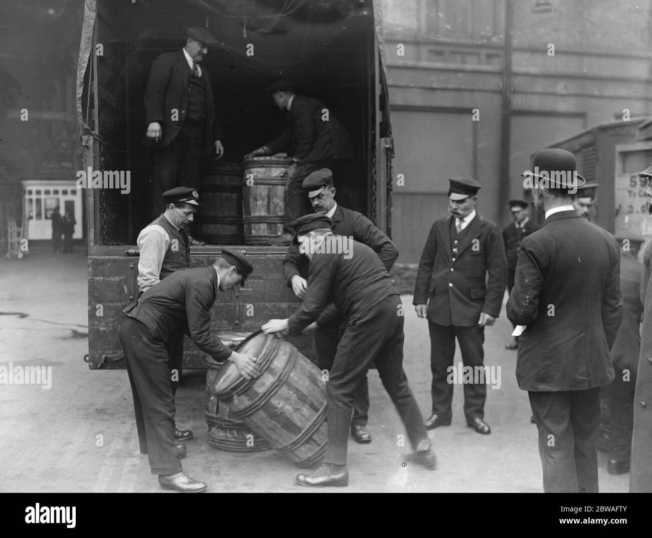 Soil for the grave of the ' Unknown Soldier ' arrives at Victoria 11 November 1920 Stock Photo