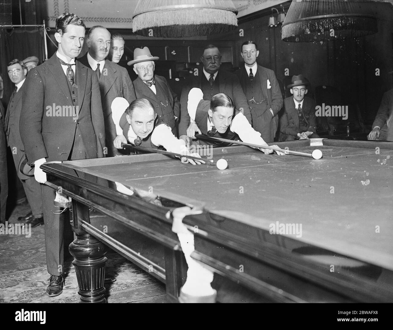 Smith versus Newman Billiard Match at Burroughes Hall , St James street left to right , Mr A L Goundrill ( one armed billiard champion ) , Smith and Newman 13 October 1924 Stock Photo