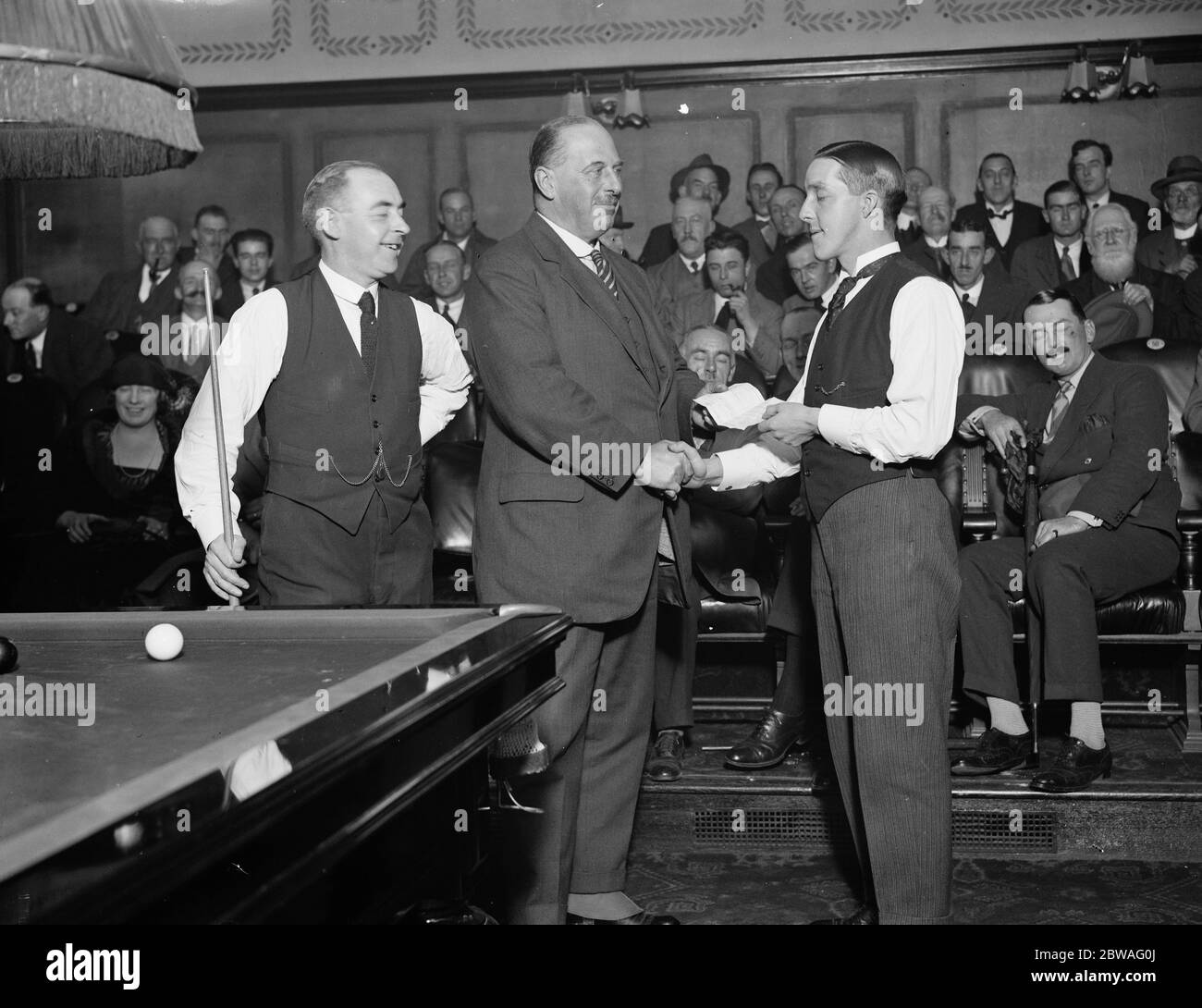 Mr L H J Burroughes presenting £ 50 cheque to Tom Newman for his record break , Willie Smith ( his opponent ) on left 4 November 1924 Stock Photo