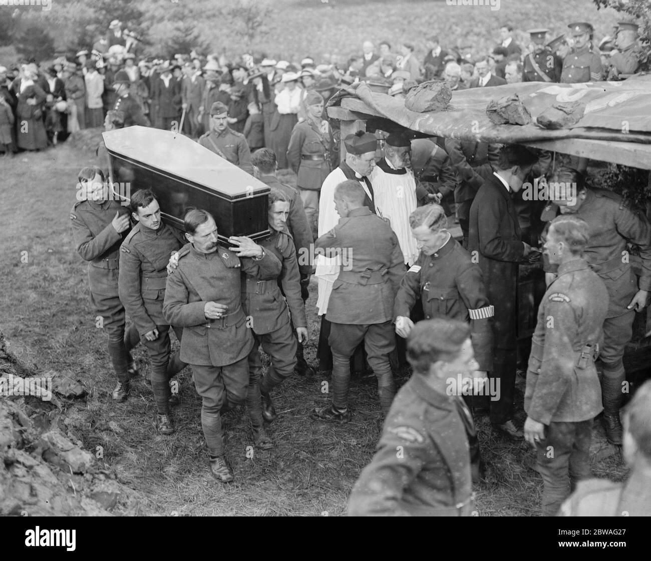 Funeral of the zeppelin crew at Potter 's Bar . 5 October 1916 Stock