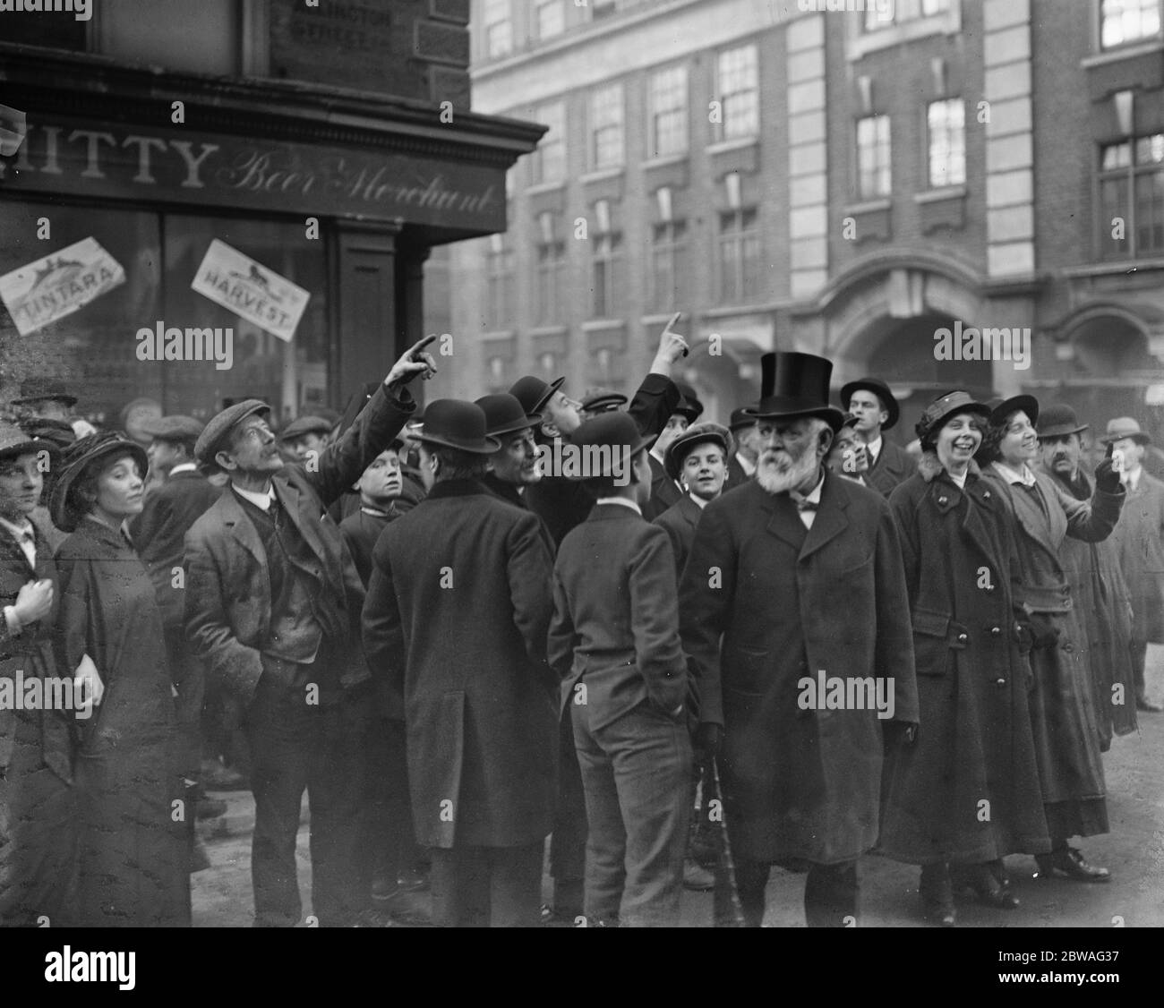 German raider over London . Scenes of excitement . 28 November 1916 Stock Photo