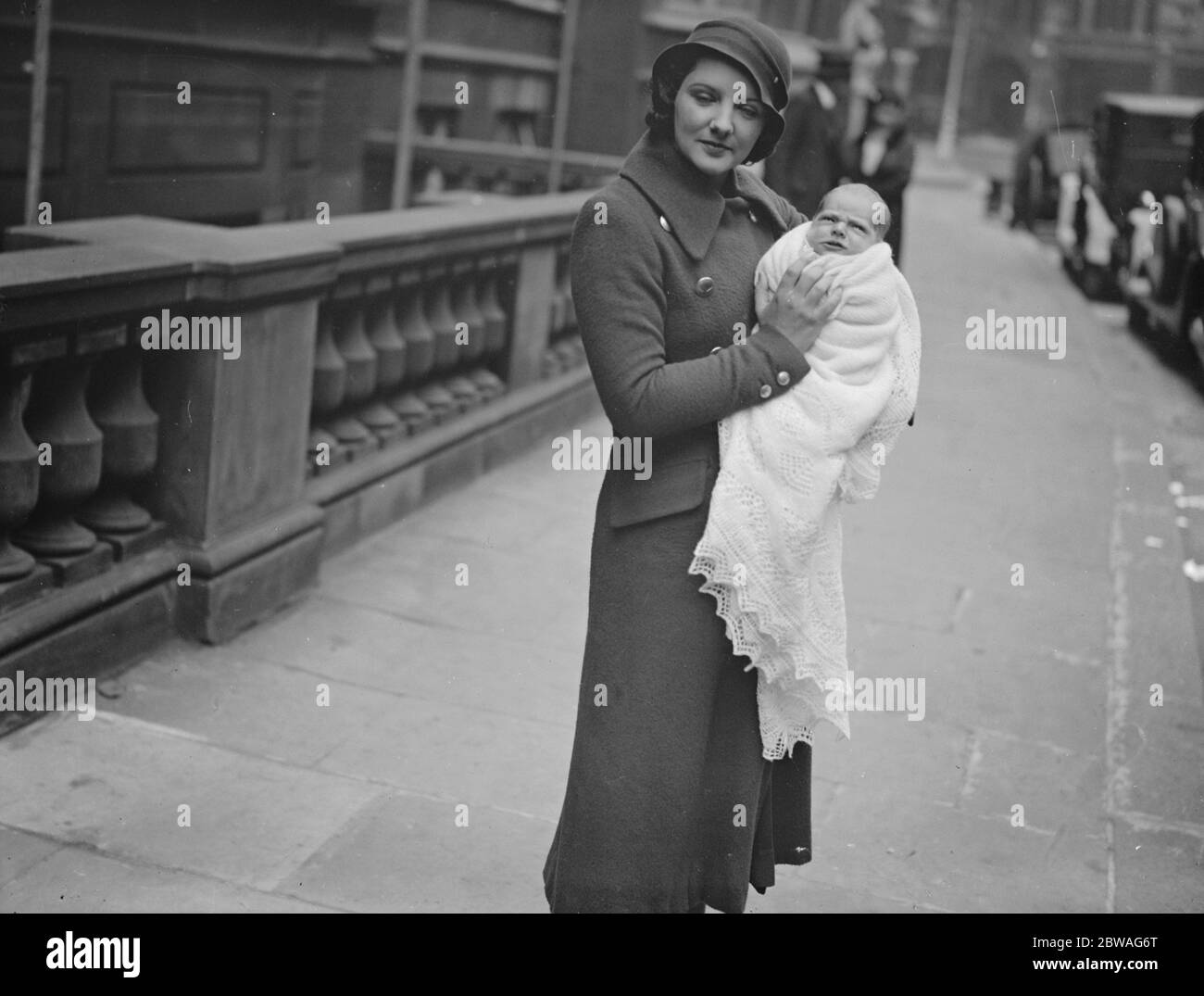 Mrs Richard Bailey ( Wife of lieutenant Richard Bailey ( Royal Navy ) , with her infant son , the first registered at the Caxton Hall Register office 2 October 1933 Stock Photo