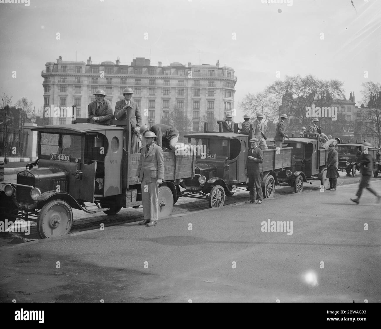 The General Strike Tin hatted volunteers in Hyde Park Stock Photo