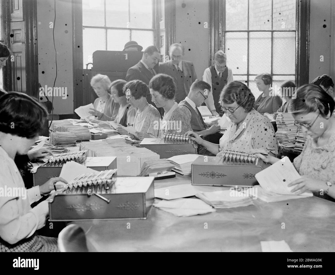 Counting the votes at 102 Gower Street ( Carried out under the supervision of Messrs Barton Matthew and co . The Bishopsgate accountants , after the forms on which farmers from parts of the country had voted for or against the milk marketing scheme 1 September 1933 Stock Photo