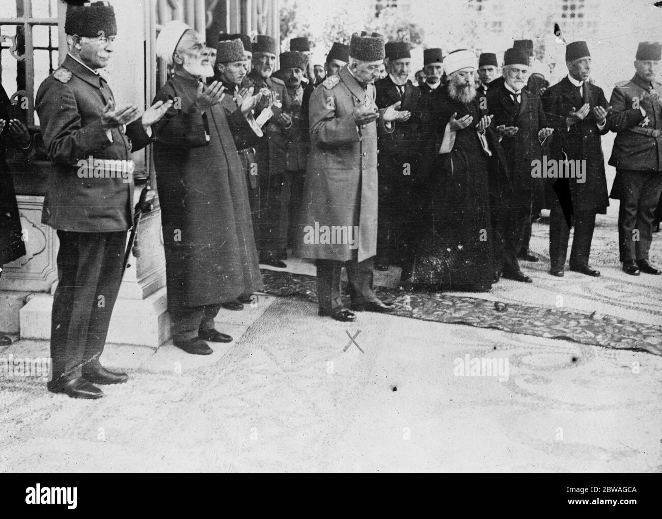 Constantinople . The Sultan of Turkey at prayer at the weekly celebration at Selamlik . 1 October 1922 Stock Photo