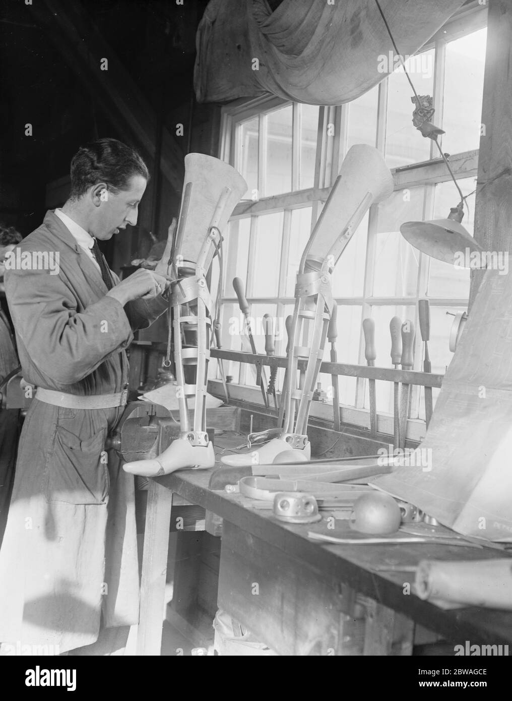 At the Ministry of Pensions artificial limb factory at Thames Ditton Assesing the new artificial limbs. 25 October 1920 Stock Photo