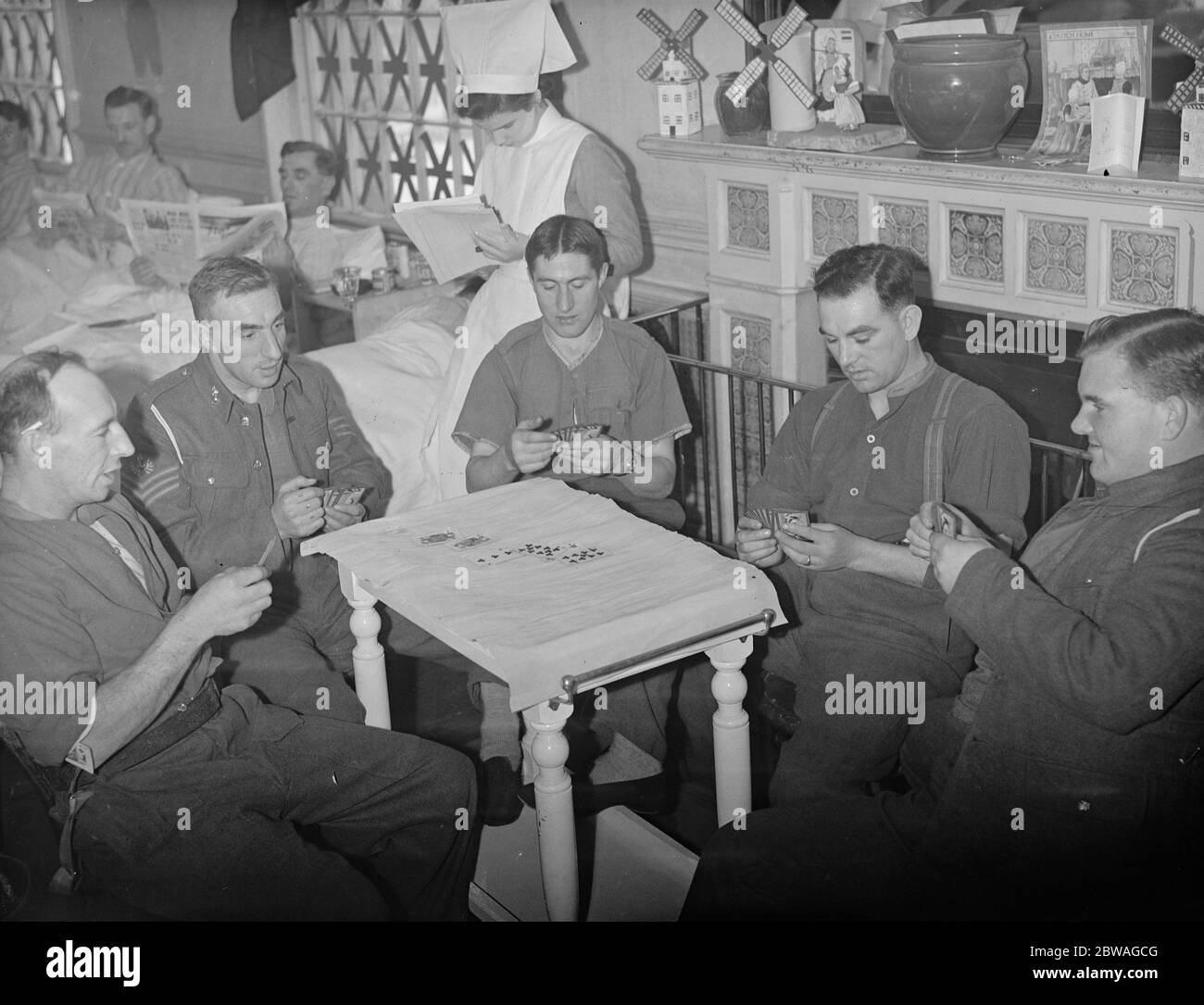 Some of the first war casualties at Horton Military Hospital , Epsom , Surrey , amusing themselves with a game of cards . 30 December 1939 Stock Photo