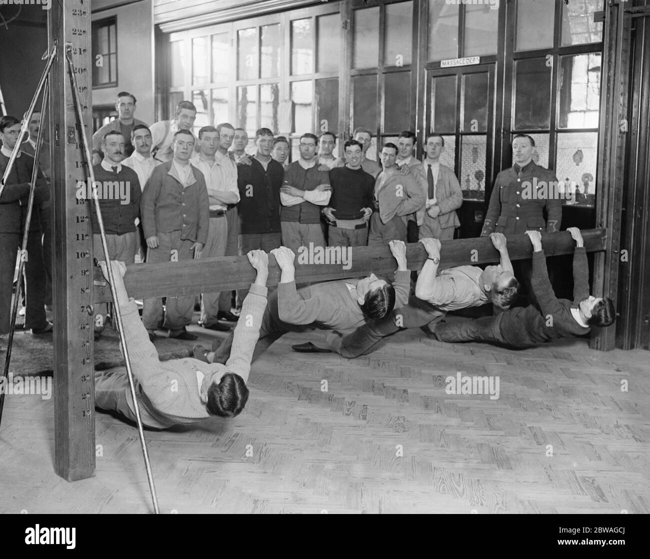 Gymnastic treatment for the wounded at the Croydon War Hospital . 24 March 1917 Stock Photo