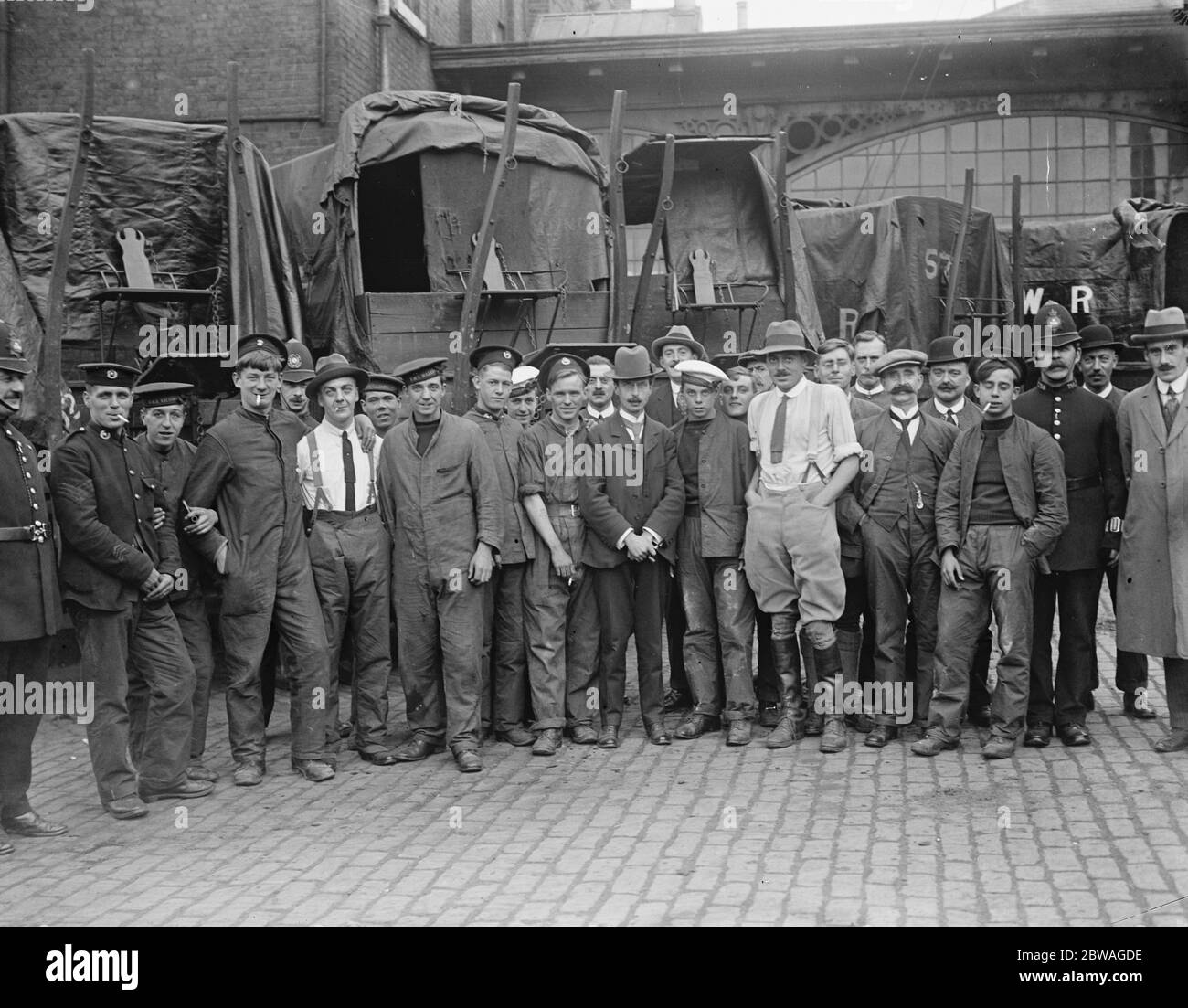 The Great Railway Strike Naval men assist at Nine Elms Goods Station , London . 4 October 1919 Stock Photo