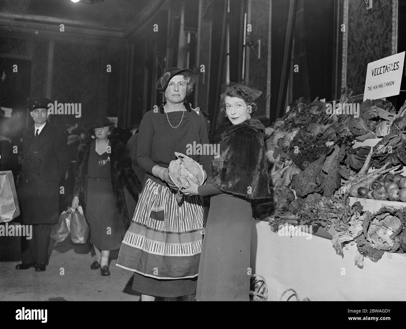 Pictured at the Country Produce Market held at Grosvenor Hall , Buckingham Palace Road , on behalf ot the ' Friends of the Poor ' are , the Honourable Mrs F . Anson and the Duchess of Richmond and Gordon . 25 November 1936 Stock Photo