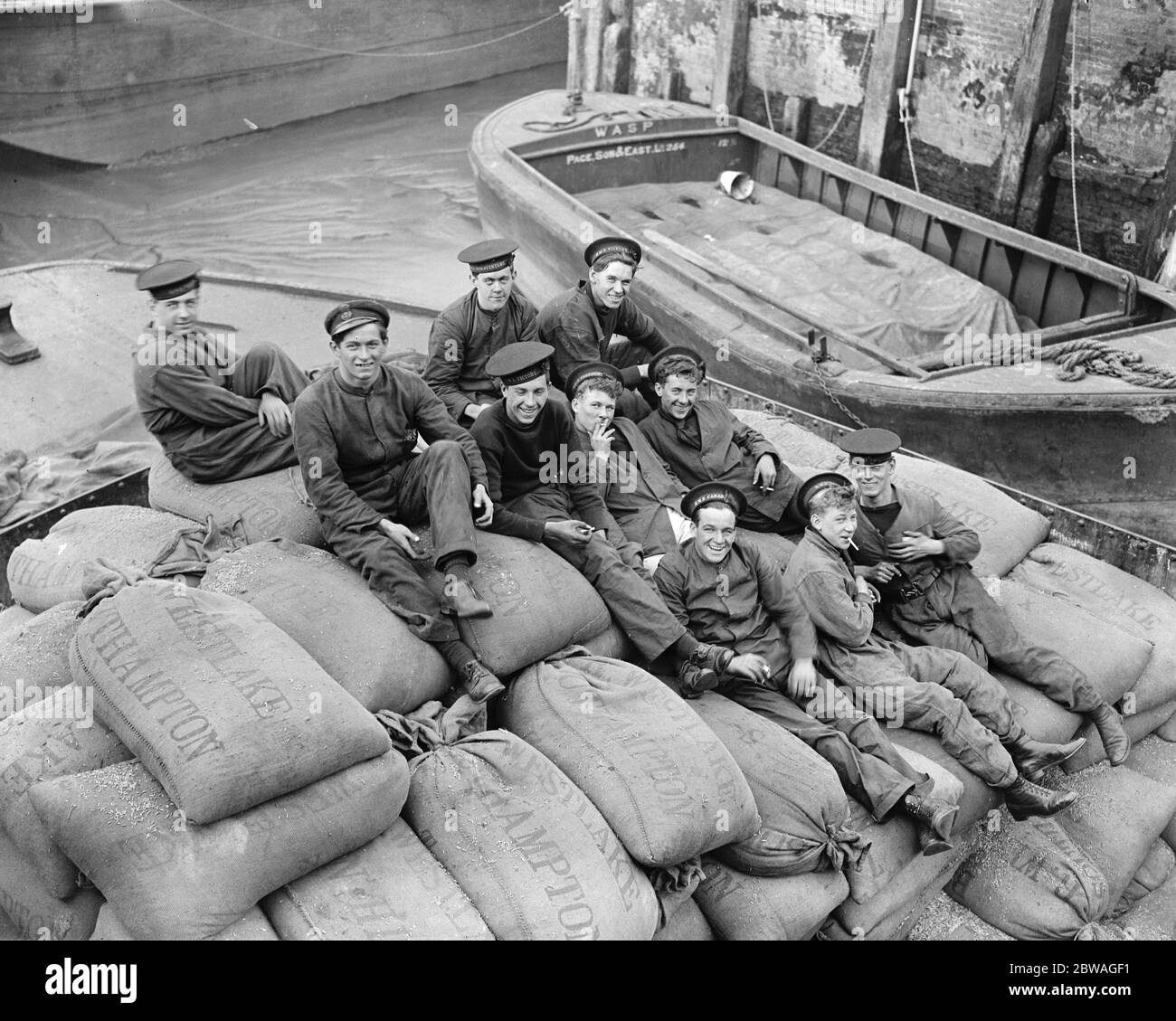 Naval men at Nine Elms Goods Station , London , helping out during the Railway strike . 4 October 1919 Stock Photo