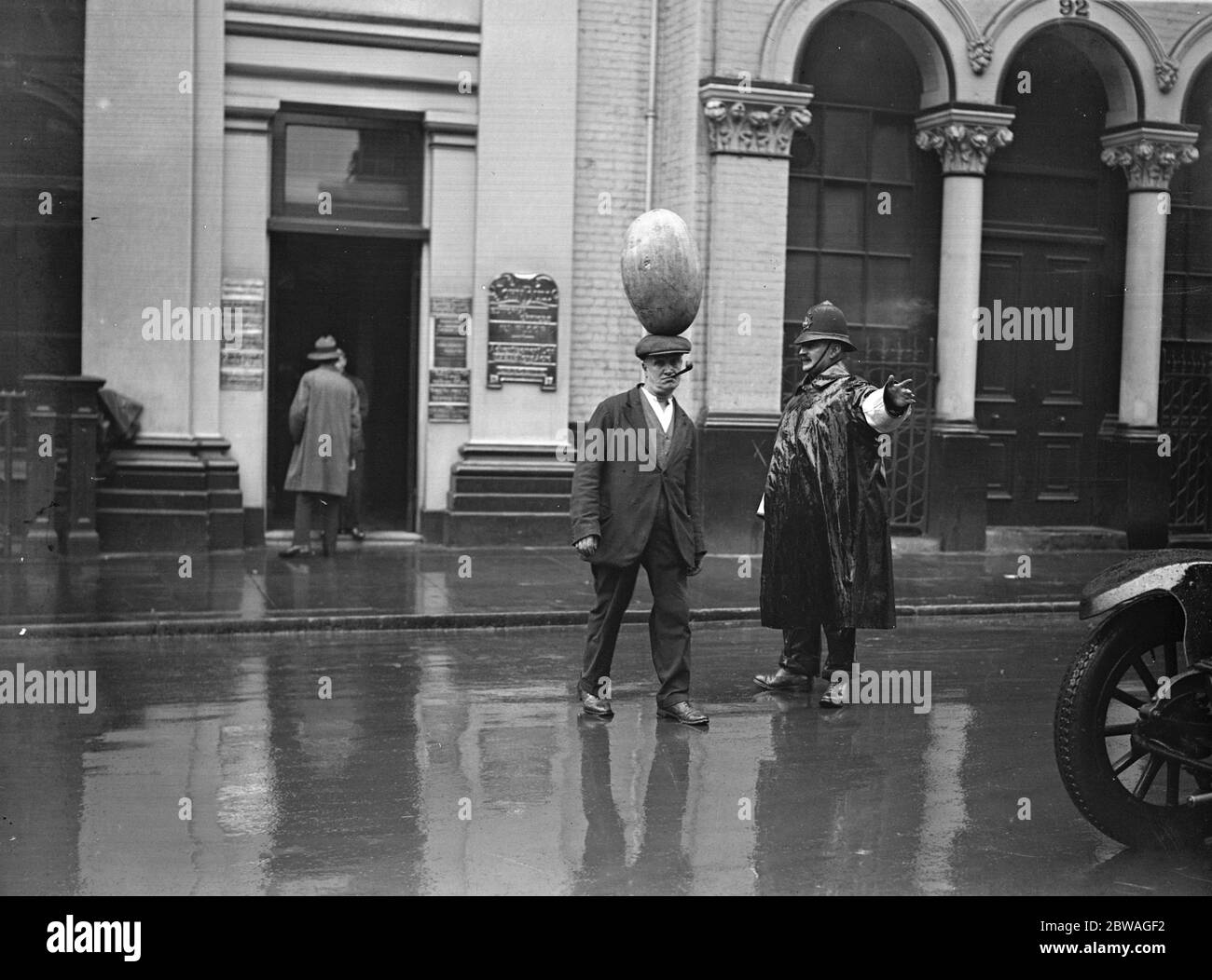 A typical Convent Garden porter , Mr Jimmy Sainsbury showing off his perfect balance . 12 September 1931 Stock Photo