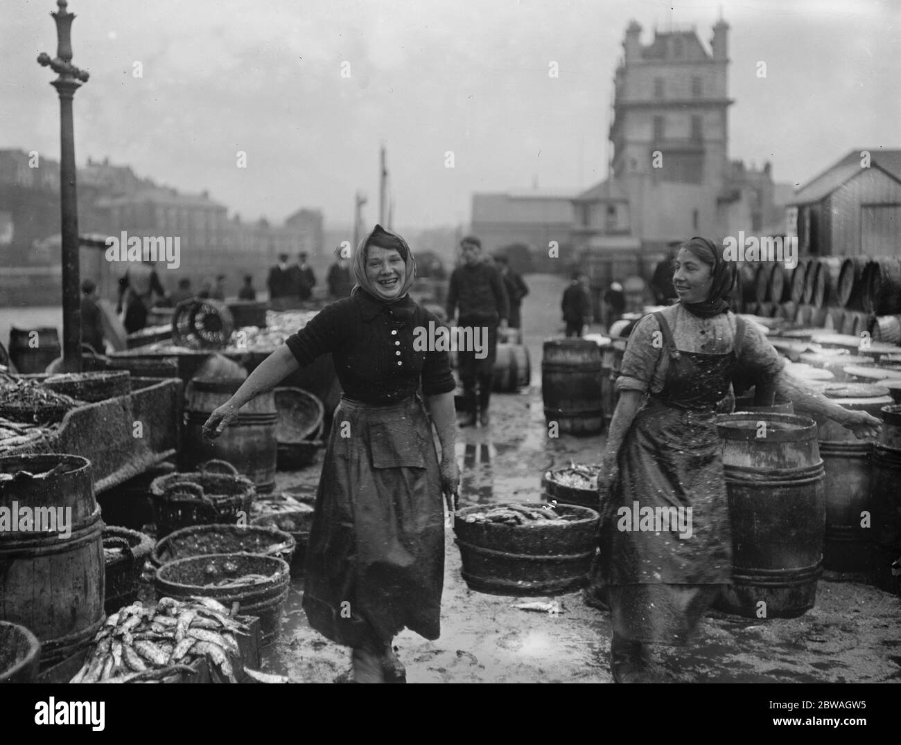 Scotch lassies engaged in curing kippers at Douglas , on the Isle of Man September 1916 Stock Photo