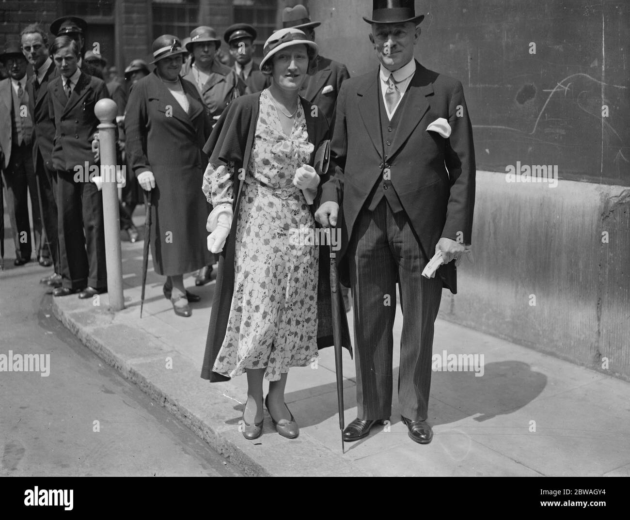 Mr Arthur Bateman , accompanied by Miss Bateman , leaving the Guildhall after demanding a poll for the election of Sheriffs 25 June 1934 Stock Photo
