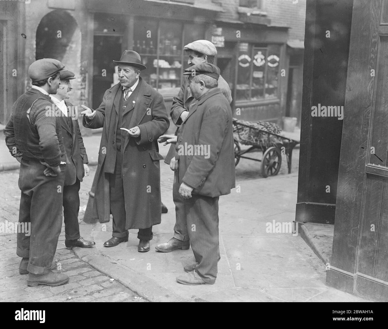 Italians discussing the war situation in Saffron Hill , London 1914 - 1918 Stock Photo