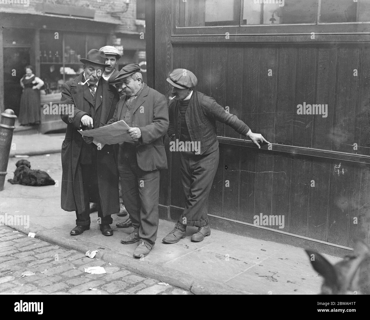 Italians discussing the war situation in Little Italy , London . 1914 - 1918 Stock Photo