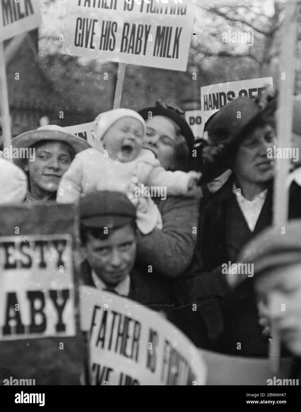Mothers march to Hyde Park to protest against 6d milk 21 October 1916 Stock Photo