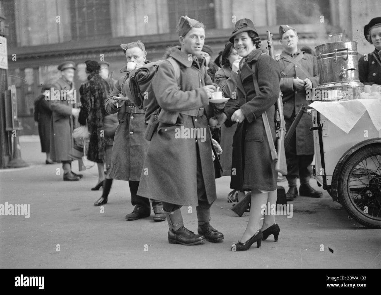 ' Leave ' Scenes at Victoria Grabbing the coffee 3 February 1940 Stock Photo