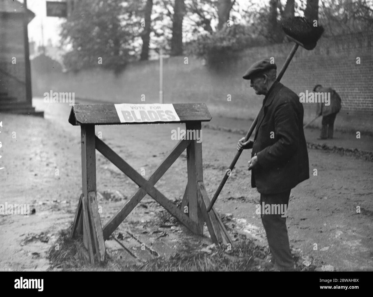 General Election , October 1924 Sir Rowland Blades trip to the Amato Well at Epsom 24 October 1924 Stock Photo