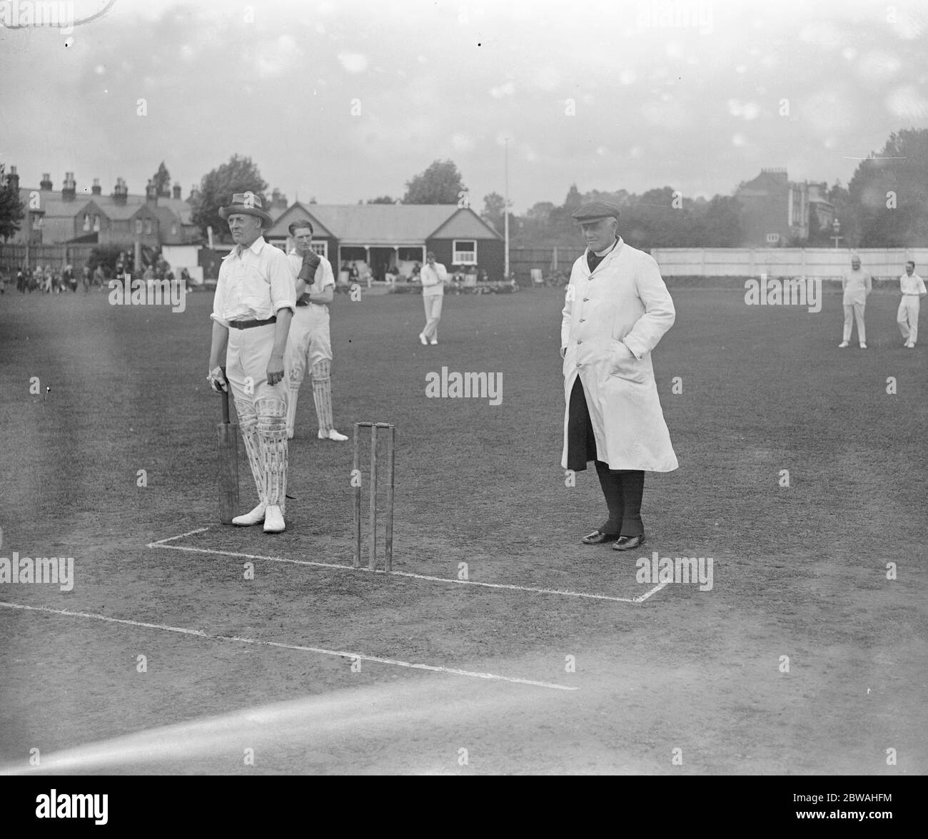 Slough Police versus Clergy Cricket Match The Bishop of Buckingham umpiring , batsmen Rev W H Whitfield ( Rector of Englefield ) 19 September 1924 Stock Photo