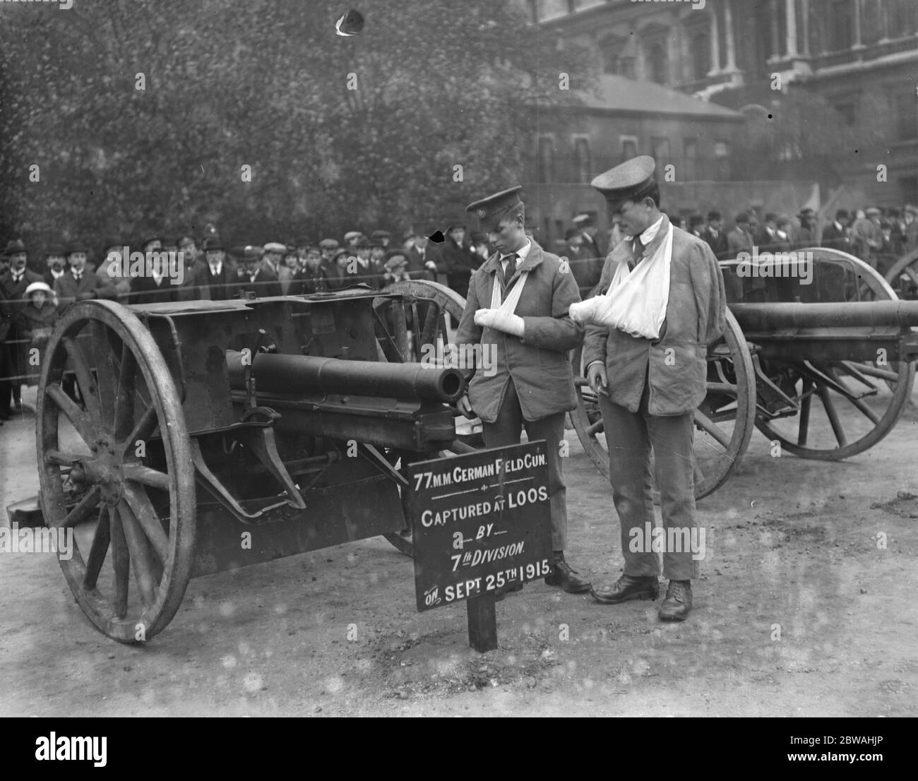 Wounded soldiers interested in captured German guns at Horse Guard Parade Captured at Loos by 7 th Division on September 25 1915 Stock Photo