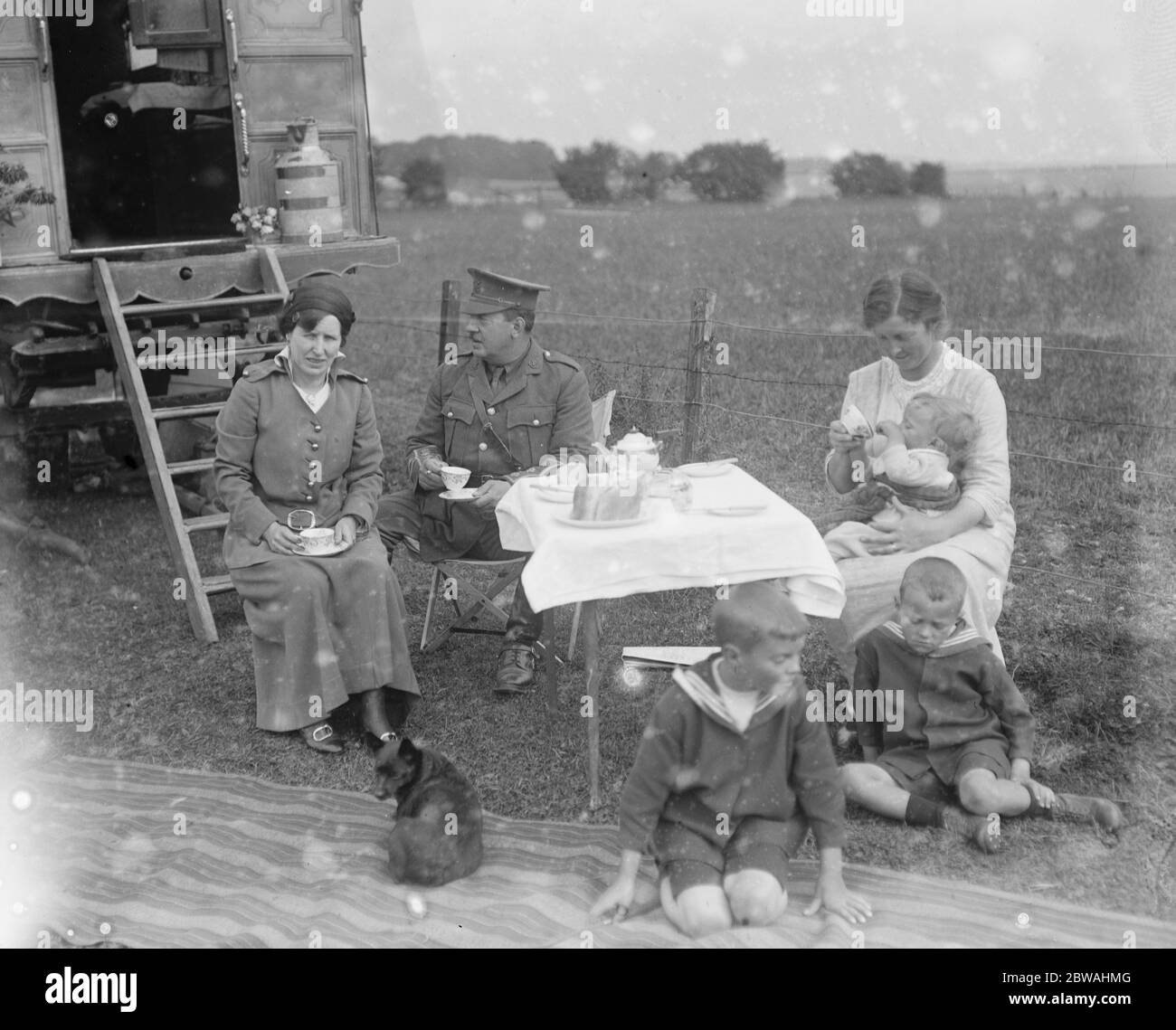 Officers in caravans at Morn Hill Camp , near Winchester Captain and Mrs Morris and Mrs Jones ( Wife of an army doctor ) November 1914 Stock Photo