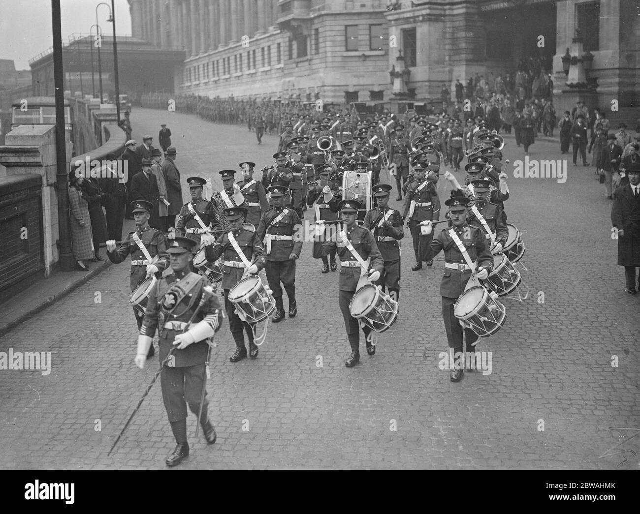 2nd Battalion West Yorkshire Regiment ( Prince of Wales Own ) arriving at Waterloo en route for the tower . This is the first time since 1688 that an infantry regiment , other than the guarrds has occupied the tower 27 May 1936 Stock Photo
