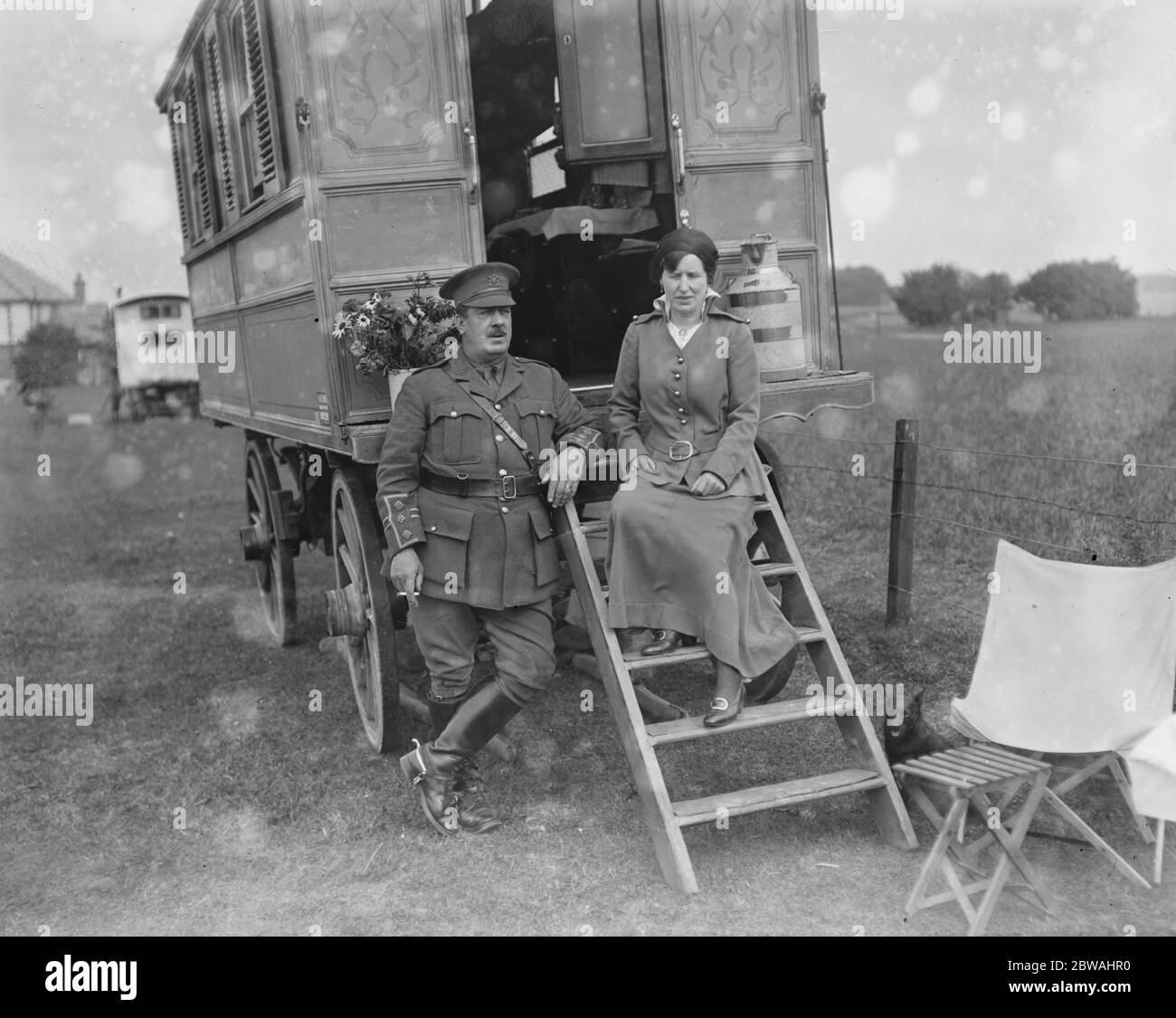 Officers in caravans at Morn Hill Camp , near Winchester Captain and Mrs Morris November 1914 Stock Photo