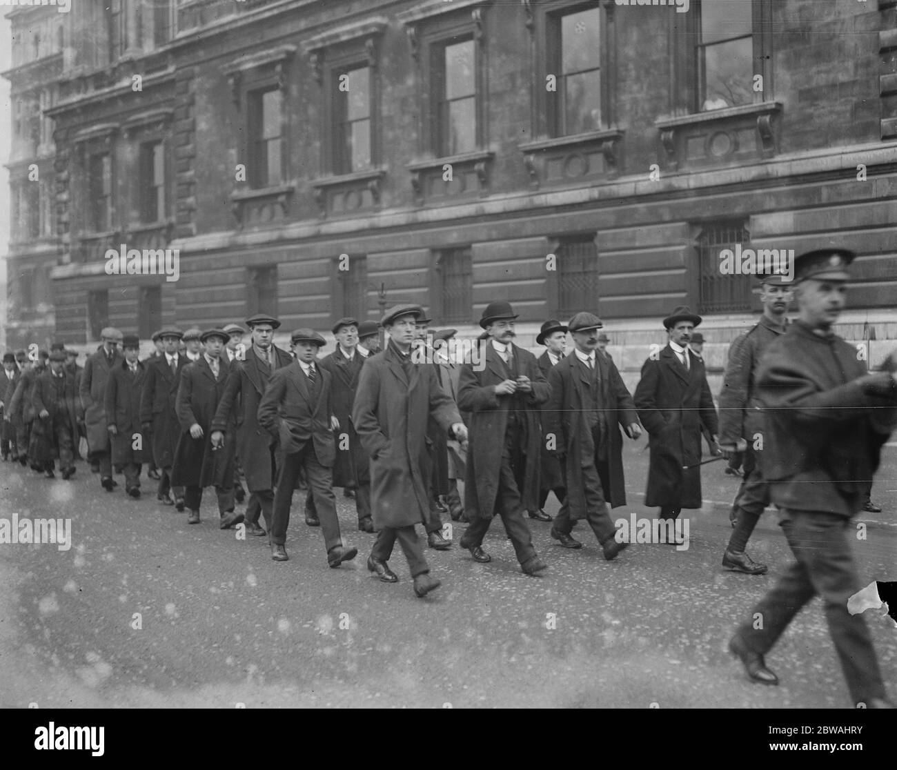 The last batch of single men recruits leaving Horse Guard Parade 1915 Stock Photo